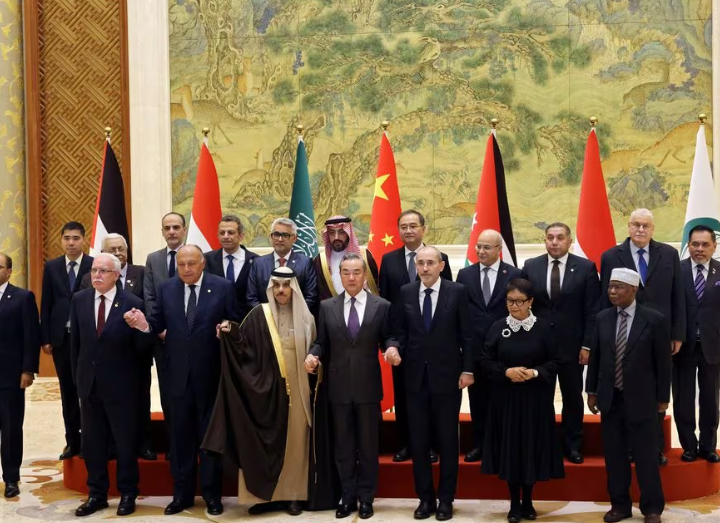 Menteri Luar Negeri Tiongkok Wang Yi menghadiri sesi foto keluarga bersama Menteri Luar Negeri Saudi Pangeran Faisal bin Farhan Al Saud, Wakil Perdana Menteri dan Menteri Luar Negeri Yordania Ayman Safadi, Menteri Luar Negeri Mesir Sameh Shoukry, Menteri Luar Negeri Indonesia Retno Marsudi, Menteri Luar Negeri Palestina Menteri Riyad Al-Maliki dan Sekretaris Jenderal Organisasi Kerja Sama Islam (OKI) Hissein... Memperoleh Hak Lisensi