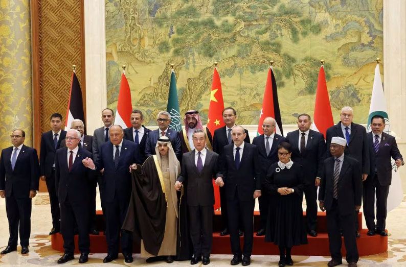 Menteri Luar Negeri Tiongkok Wang Yi menghadiri sesi foto keluarga bersama Menteri Luar Negeri Saudi Pangeran Faisal bin Farhan Al Saud, Wakil Perdana Menteri dan Menteri Luar Negeri Yordania Ayman Safadi, Menteri Luar Negeri Mesir Sameh Shoukry, Menteri Luar Negeri Indonesia Retno Marsudi, Menteri Luar Negeri Palestina Menteri Riyad Al-Maliki dan Sekretaris Jenderal Organisasi Kerja Sama Islam (OKI) Hissein... Memperoleh Hak Lisensi