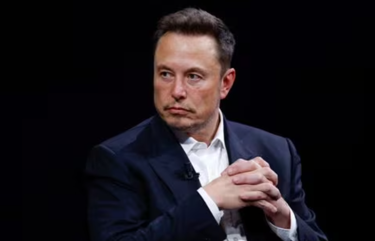 Elon Musk, Chief Executive Officer SpaceX dan Tesla serta pemilik X, sebelumnya dikenal sebagai Twitter, menghadiri konferensi Viva Technology yang didedikasikan untuk inovasi dan startup di pusat pameran Porte de Versailles di Paris, Prancis, 16 Juni 2023. REUTERS/Gonzalo Fuentes/File Foto Memperoleh Hak Lisensi
