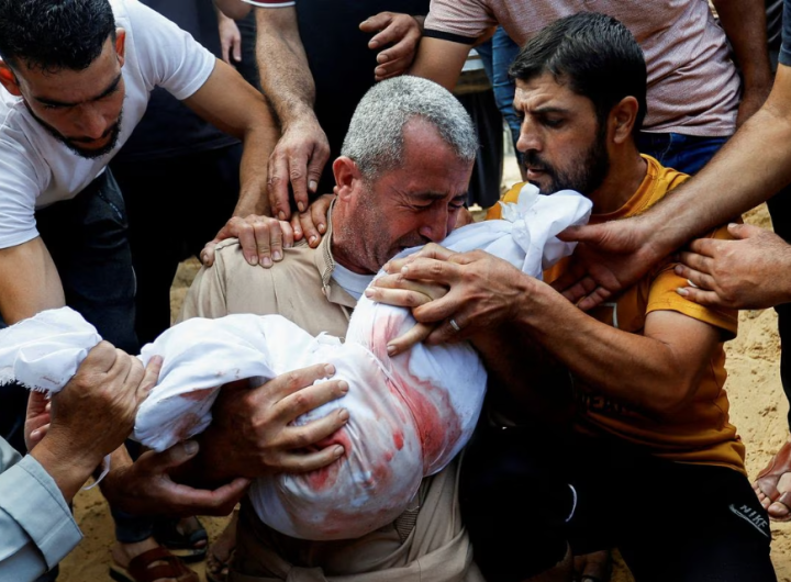 Reaksi seorang pelayat saat menguburkan jenazah anak Palestina dari keluarga al-Agha, yang tewas dalam serangan Israel, di Khan Younis di Jalur Gaza selatan, 11 Oktober. REUTERS/Ibraheem Abu Mustafa