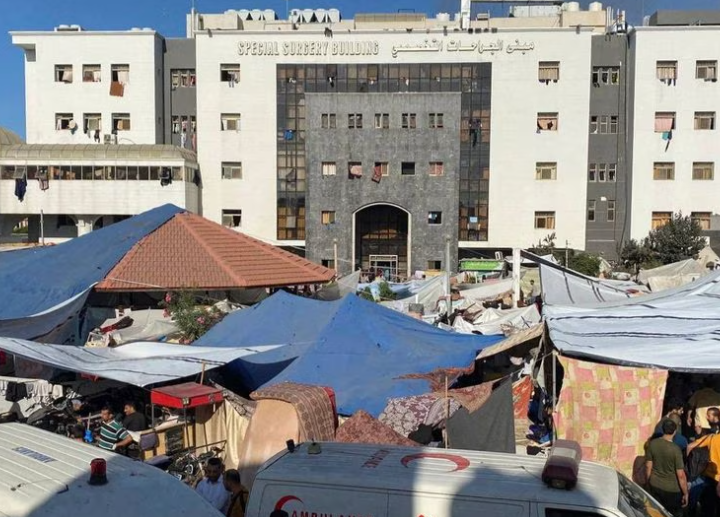 Orang-orang, termasuk anak-anak Palestina, yang meninggalkan rumahnya akibat serangan Israel, berkumpul di rumah sakit Al Shifa tempat mereka berlindung, di tengah konflik yang sedang berlangsung antara Israel dan kelompok Islam Palestina Hamas, di Kota Gaza 7 November 2023. REUTERS /Stringer Memperoleh Hak Lisensi
