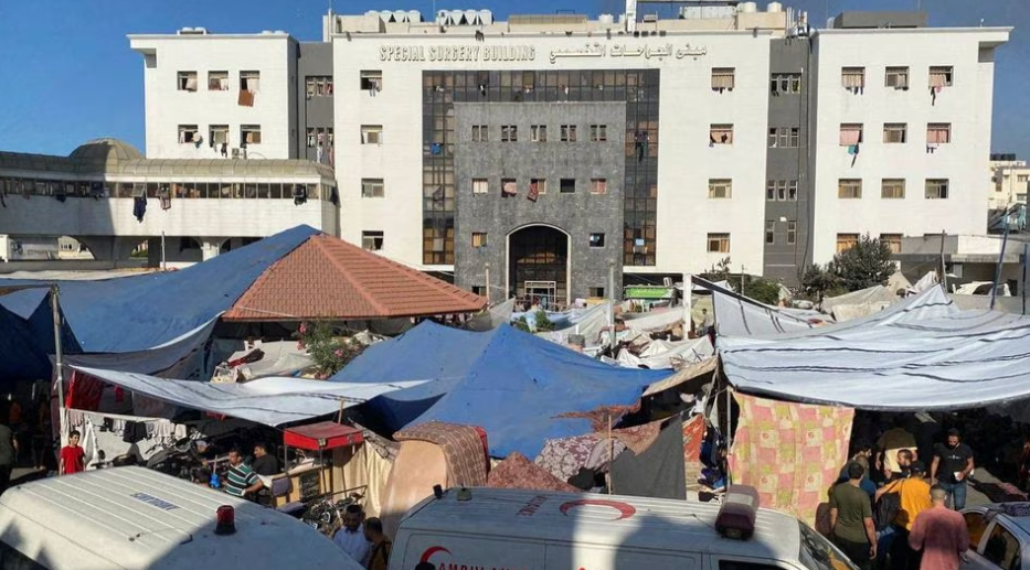Orang-orang, termasuk anak-anak Palestina, yang meninggalkan rumahnya akibat serangan Israel, berkumpul di rumah sakit Al Shifa tempat mereka berlindung, di tengah konflik yang sedang berlangsung antara Israel dan kelompok Islam Palestina Hamas, di Kota Gaza 7 November 2023. REUTERS /Stringer Memperoleh Hak Lisensi