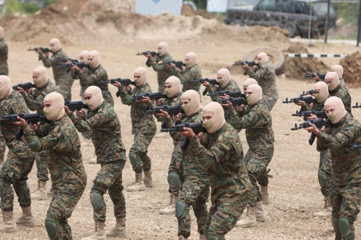 Anggota Hizbullah mengambil bagian dalam latihan militer selama tur media yang diselenggarakan untuk memperingati Hari Perlawanan dan Pembebasan, di Aaramta, Lebanon 21 Mei 2023. REUTERS/Aziz Taher/File Foto Memperoleh Hak Lisensi