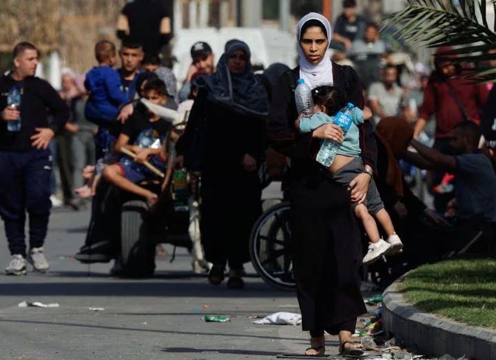 Warga Palestina yang melarikan diri dari Gaza utara berjalan menuju selatan, di tengah konflik yang sedang berlangsung antara Israel dan kelompok Islam Palestina Hamas, di Jalur Gaza tengah, 9 November 2023. REUTERS/Mohammed Salem Memperoleh Hak Lisensi