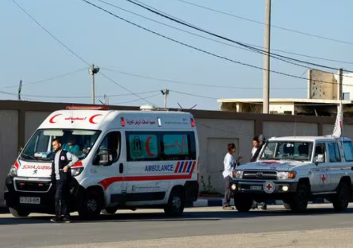 Ambulans untuk warga Palestina yang terluka yang akan diangkut untuk menerima perawatan di rumah sakit Mesir, menunggu untuk bergerak menuju penyeberangan Rafah sisi Mesir, di Rafah di selatan Jalur Gaza, 7 November 2023. REUTERS/Ibraheem Abu Mustafa/File foto Memperoleh Lisensi Hak
