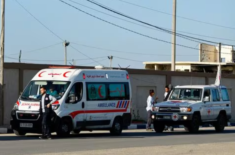 Ambulans untuk warga Palestina yang terluka yang akan diangkut untuk menerima perawatan di rumah sakit Mesir, menunggu untuk bergerak menuju penyeberangan Rafah sisi Mesir, di Rafah di selatan Jalur Gaza, 7 November 2023. REUTERS/Ibraheem Abu Mustafa/File foto Memperoleh Lisensi Hak