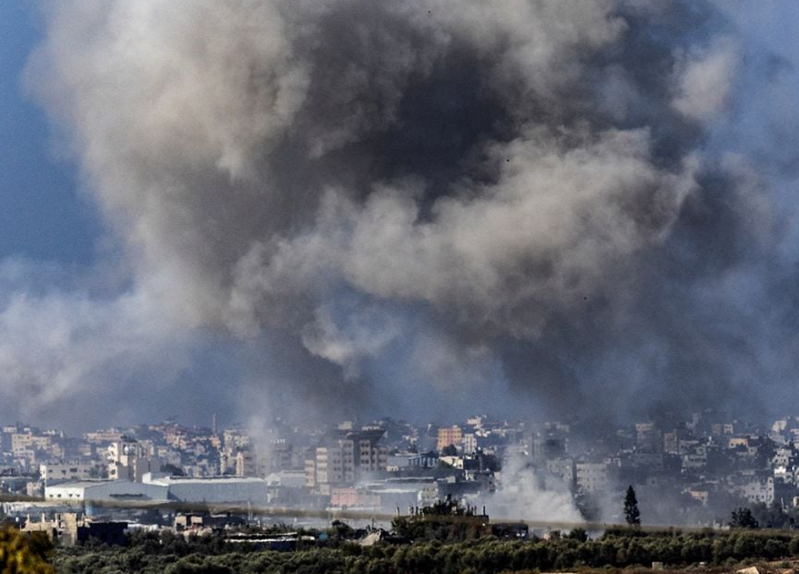 Asap mengepul di atas Gaza terlihat dari Israel Selatan, di tengah konflik yang sedang berlangsung antara Israel dan kelompok Palestina Hamas, 10 November 2023. REUTERS/Evelyn Hockstein Memperoleh Hak Lisensi