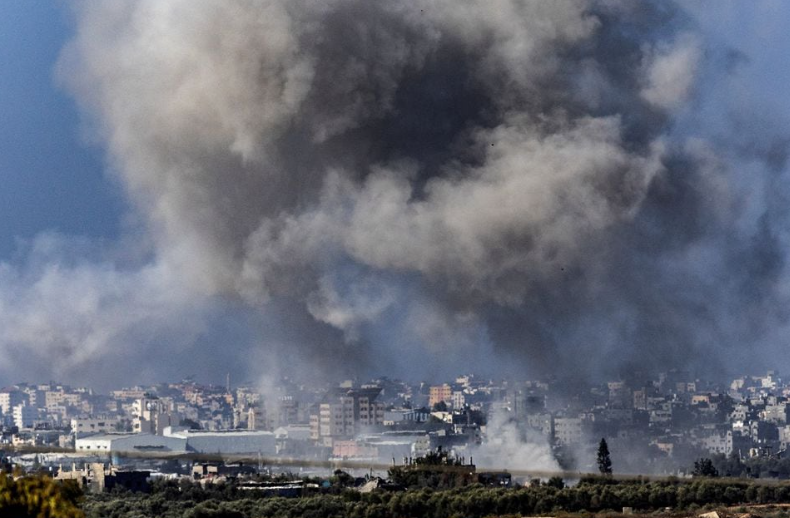 Asap mengepul di atas Gaza terlihat dari Israel Selatan, di tengah konflik yang sedang berlangsung antara Israel dan kelompok Palestina Hamas, 10 November 2023. REUTERS/Evelyn Hockstein Memperoleh Hak Lisensi