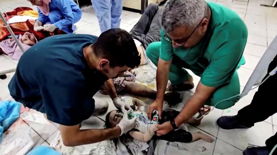 Pekerja medis mencoba menyelamatkan bayi Palestina Mosab Sobieh, yang berusia kurang dari satu tahun dan terluka akibat serangan Israel di rumah mereka, di Rumah Sakit Indonesia yang kehabisan bahan bakar dan listrik, di Jalur Gaza utara , dalam gambar diam ini diambil dari video yang diperoleh Reuters, 12 November 2023. REUTERS/Anas al-Shareef Memperoleh Hak Lisensi