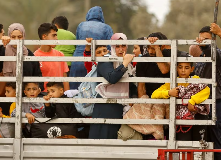 Warga Palestina melarikan diri dari Gaza utara untuk bergerak ke selatan, ketika tank-tank Israel meluncur lebih jauh ke daerah kantong tersebut, di tengah konflik yang sedang berlangsung antara Israel dan Hamas, di Jalur Gaza tengah 12 November 2023. REUTERS/Ibraheem Abu Mustafa Memperoleh Hak Lisensi