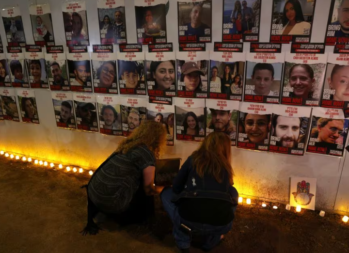 Orang-orang menghadiri rapat umum di luar Knesset, parlemen Israel, untuk memberikan tekanan pada pemerintah agar menjamin pembebasan sandera yang ditahan oleh kelompok Islam Palestina Hamas di Gaza, pada peringatan satu bulan serangan 7 Oktober oleh Hamas, di Yerusalem 7 November 2023 REUTERS/Ronen Zvulun/ File Foto Memperoleh Hak Lisensi