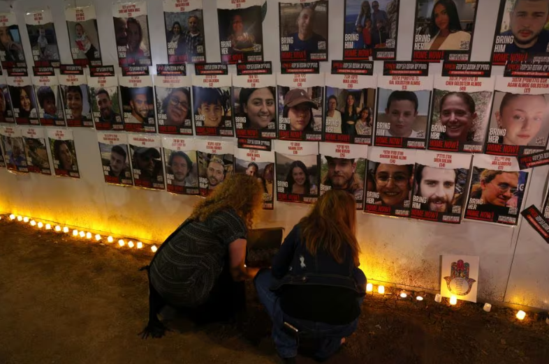 Orang-orang menghadiri rapat umum di luar Knesset, parlemen Israel, untuk memberikan tekanan pada pemerintah agar menjamin pembebasan sandera yang ditahan oleh kelompok Islam Palestina Hamas di Gaza, pada peringatan satu bulan serangan 7 Oktober oleh Hamas, di Yerusalem 7 November 2023 REUTERS/Ronen Zvulun/ File Foto Memperoleh Hak Lisensi