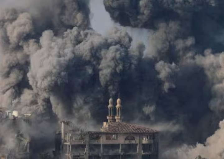 Asap mengepul menyusul serangan Israel di Kota Gaza, 11 Oktober 2023. REUTERS/Saleh Salem Memperoleh Hak Lisensi