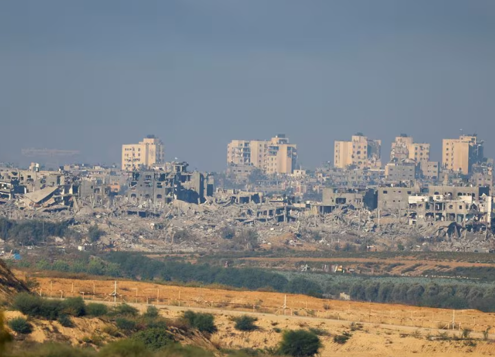 Pemandangan bangunan rusak di Gaza, di tengah konflik yang sedang berlangsung antara Israel dan kelompok Palestina Hamas, 17 November 2023. REUTERS/Alexander Ermochenko Memperoleh Hak Lisensi