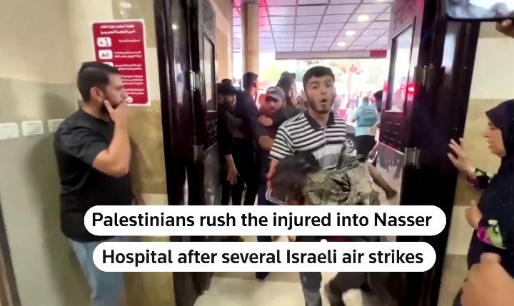 Sejumlah warga Palestina membawa korban akibat serangan udara Israel ke RS Nasser, di Khan Younis, Gaza, 18 November. Reuters.