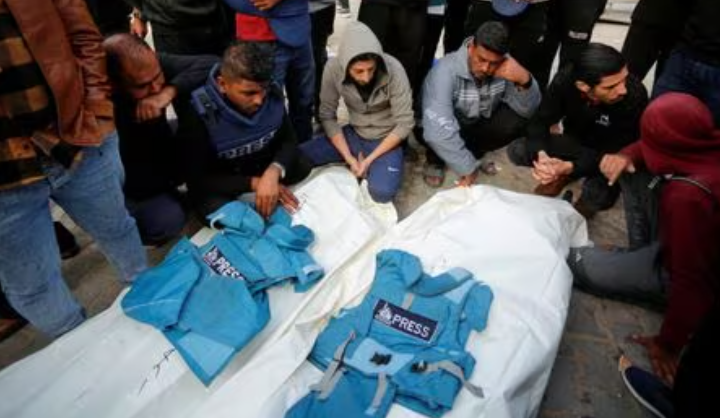 Warga Palestina berduka atas jurnalis lokal Hassouna Sleem dan Sary Mansour, yang tewas dalam serangan Israel di sebuah rumah, di sebuah rumah sakit di Jalur Gaza tengah 19 November 2023. REUTERS/Stringer Memperoleh Hak Lisensi