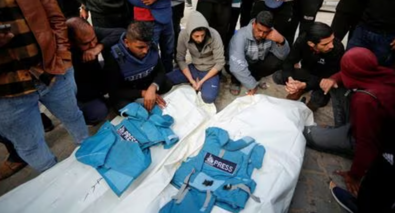 Warga Palestina berduka atas jurnalis lokal Hassouna Sleem dan Sary Mansour, yang tewas dalam serangan Israel di sebuah rumah, di sebuah rumah sakit di Jalur Gaza tengah 19 November 2023. REUTERS/Stringer Memperoleh Hak Lisensi