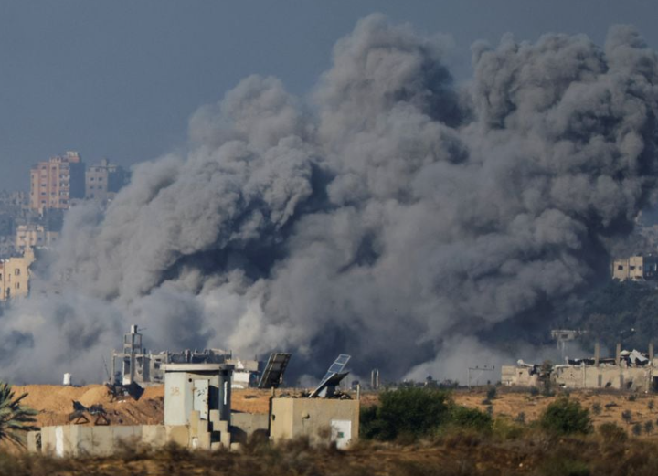 Asap mengepul setelah serangan udara Israel di Gaza, terlihat dari Israel selatan, di tengah konflik yang sedang berlangsung antara Israel dan kelompok Palestina Hamas, 21 November 2023. REUTERS/Alexander Ermochenko Memperoleh Hak Lisensi