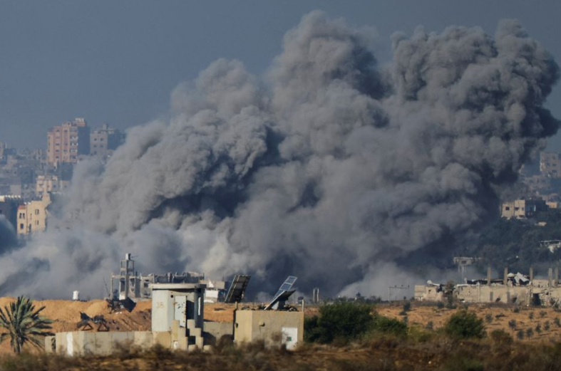 Asap mengepul setelah serangan udara Israel di Gaza, terlihat dari Israel selatan, di tengah konflik yang sedang berlangsung antara Israel dan kelompok Palestina Hamas, 21 November 2023. REUTERS/Alexander Ermochenko Memperoleh Hak Lisensi