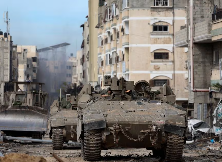 ank Israel beroperasi di Kota Gaza, di tengah operasi darat tentara Israel yang sedang berlangsung melawan kelompok Islam Palestina Hamas, di Jalur Gaza, 22 November 2023. REUTERS/Ronen Zvulun Memperoleh Hak Lisensi