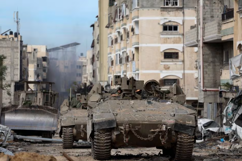 ank Israel beroperasi di Kota Gaza, di tengah operasi darat tentara Israel yang sedang berlangsung melawan kelompok Islam Palestina Hamas, di Jalur Gaza, 22 November 2023. REUTERS/Ronen Zvulun Memperoleh Hak Lisensi