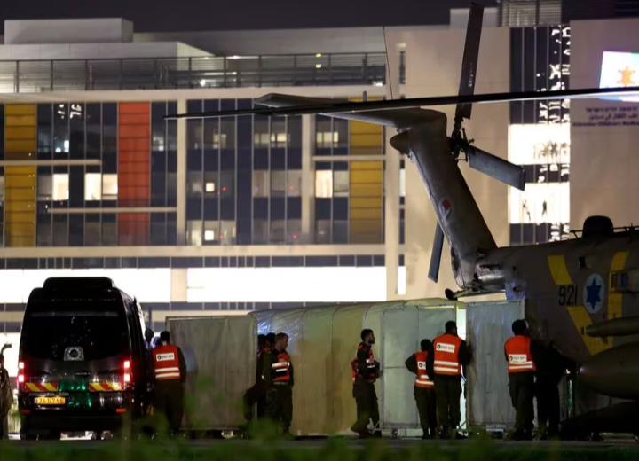 Sandera yang dibebaskan sebagai bagian dari kesepakatan antara Israel dan kelompok Islam Palestina Hamas tiba dengan helikopter di Pusat Medis Anak Schneider di Petah Tikva, Israel, 24 November 2023. REUTERS/Ronen Zvulun Memperoleh Hak Lisensi