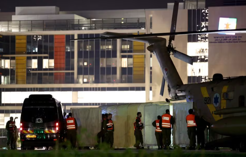 Sandera yang dibebaskan sebagai bagian dari kesepakatan antara Israel dan kelompok Islam Palestina Hamas tiba dengan helikopter di Pusat Medis Anak Schneider di Petah Tikva, Israel, 24 November 2023. REUTERS/Ronen Zvulun Memperoleh Hak Lisensi