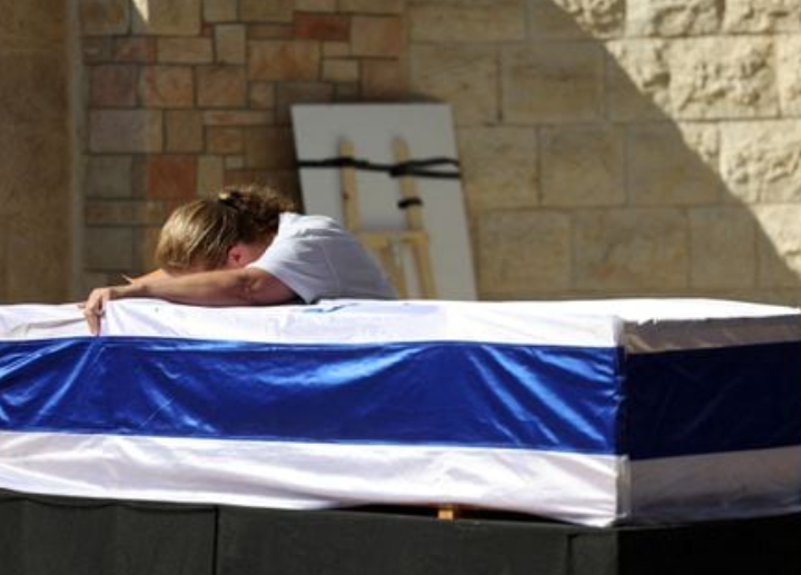Orang tua tentara Israel Kopral Noa Marciano menghadiri pemakaman putri mereka setelah jenazahnya ditemukan di dekat Rumah Sakit Al Shifa selama operasi darat Israel yang sedang berlangsung di Gaza, di Modiin, Israel 17 November 2023. REUTERS/Ronen Zvulun/ File Foto Memperoleh Hak Lisensi