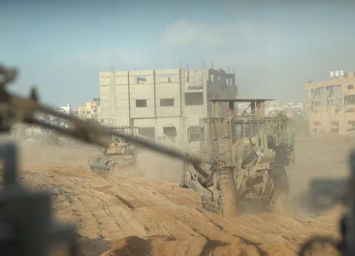 Kendaraan militer Israel beroperasi di tengah apa yang dikatakan tentara Israel sebagai operasi darat yang sedang berlangsung melawan kelompok Islam Palestina Hamas, di lokasi yang disebutkan sebagai Gaza, dalam tangkapan layar dari video selebaran yang dirilis pada 14 November 2023. Israel Angkatan Pertahanan/Handout melalui REUTERS Memperoleh Hak Lisensi
