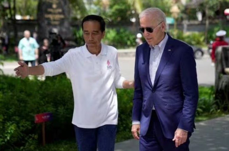 Presiden Indonesia Joko Widodo menyapa Presiden AS Joe Biden setibanya di acara penanaman bakau di Taman Hutan Raya Ngurah Rai, di sela-sela KTT G20 di Denpasar, Bali, Indonesia 16 November 2022. Dita Alangkara/Pool via REUTERS/File Foto Memperoleh Hak Lisensi