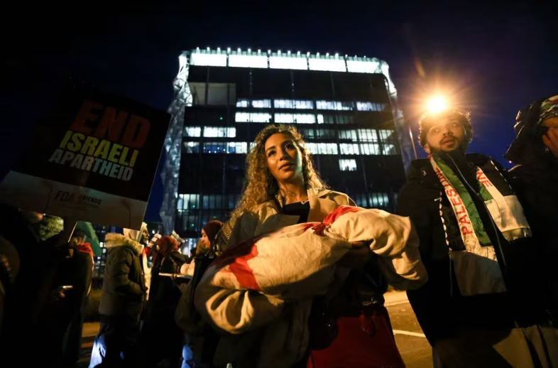 Pengunjuk rasa pada hari demonstrasi solidaritas dengan warga Palestina di Gaza, di tengah konflik yang sedang berlangsung antara Israel dan kelompok Islam Palestina Hamas, di London, Inggris, 11 November 2023. REUTERS/ Hannah McKay Memperoleh Hak Lisensi