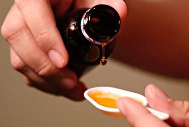 Obat batuk dituangkan dalam ilustrasi gambar ini, diambil 19 Oktober 2022. REUTERS/Ajeng Dinar Ulfiana/Ilustrasi/File Foto Memperoleh Hak Lisensi