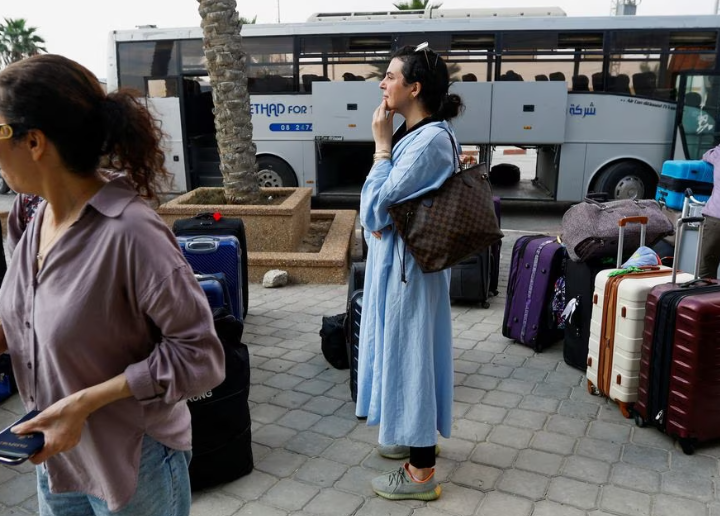 Suzan Beseiso, seorang Palestina memegang paspor AS, menunggu izin untuk meninggalkan Gaza, di tengah konflik yang sedang berlangsung antara Israel dan kelompok Islam Palestina Hamas, di perbatasan Rafah dengan Mesir, di Rafah di Jalur Gaza selatan, 2 November 2023. REUTERS/Ibraheem Abu... Memperoleh Hak Lisensi