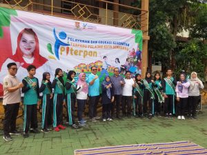 Kepala Dinkes Kota Semarang, M. Abdul Hakam bersama guru, siswa SMPN 22 dan undangan yang hadir dalam kegiatan PITERPAN, Semarang 28/11/2023. (Sapto)