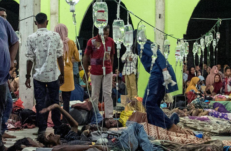 Pengungsi Rohingya menerima perawatan medis di tempat penampungan sementara di Pidie, provinsi Aceh, Indonesia, 26 Desember 2022, dalam foto yang diambil oleh Antara Foto. Antara Foto/Joni Saputra/via REUTERS/File Foto Memperoleh Hak Lisensi