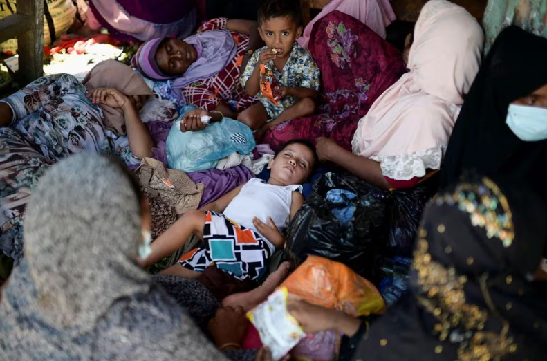 Wanita dan anak Muslim Rohingya beristirahat, setibanya di desa Kulee, Kabupaten Pidie, provinsi Aceh, Indonesia, 19 November 2023. REUTERS/Riska Munawarah Memperoleh Hak Perizinan