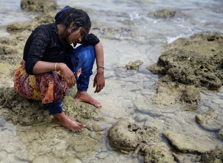 Wanita Muslim Rohingya beristirahat setelah mendarat di pantai di Sabang, provinsi Aceh, Indonesia, 22 November 2023. REUTERS/Riska Munawarah Memperoleh Hak Lisensi