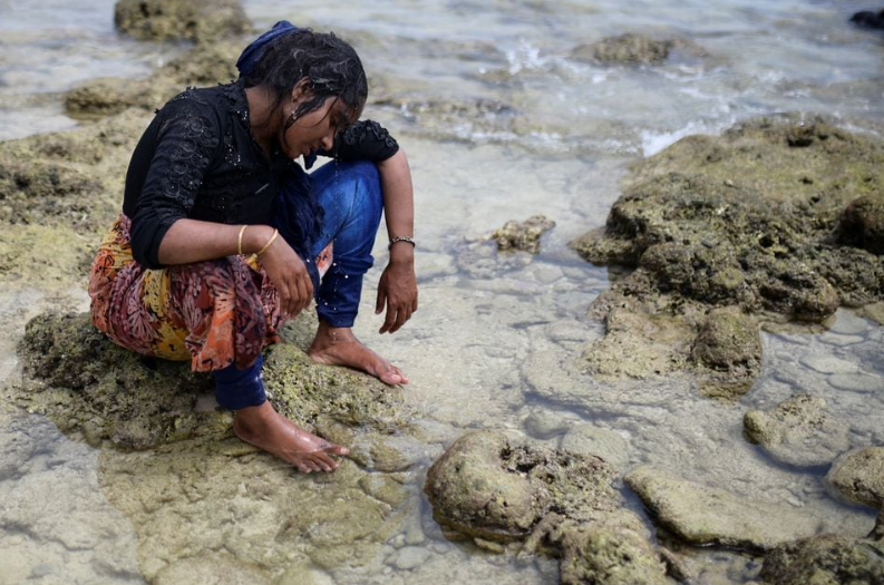 Wanita Muslim Rohingya beristirahat setelah mendarat di pantai di Sabang, provinsi Aceh, Indonesia, 22 November 2023. REUTERS/Riska Munawarah Memperoleh Hak Lisensi