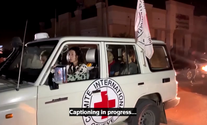Para sandera dipindahkan keluar dari Gaza dan diserahkan kepada pihak berwenang Mesir di perbatasan Rafah, didampingi oleh delapan anggota staf Komite Palang Merah Internasional (ICRC). REUTERS