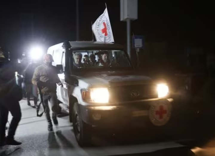 Sebuah kendaraan Palang Merah, sebagai bagian dari konvoi yang diyakini membawa sandera yang diculik oleh militan Hamas selama serangan 7 Oktober di Israel, tiba di perbatasan Rafah, di tengah kesepakatan pertukaran sandera-tahanan antara Hamas dan Israel, di Jalur Gaza selatan 25 November 2023. REUTERS/Ibraheem Abu Mustafa Memperoleh Hak Lisensi