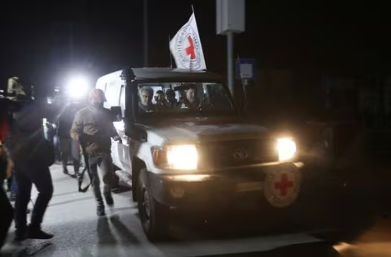 Sebuah kendaraan Palang Merah, sebagai bagian dari konvoi yang diyakini membawa sandera yang diculik oleh militan Hamas selama serangan 7 Oktober di Israel, tiba di perbatasan Rafah, di tengah kesepakatan pertukaran sandera-tahanan antara Hamas dan Israel, di Jalur Gaza selatan 25 November 2023. REUTERS/Ibraheem Abu Mustafa Memperoleh Hak Lisensi