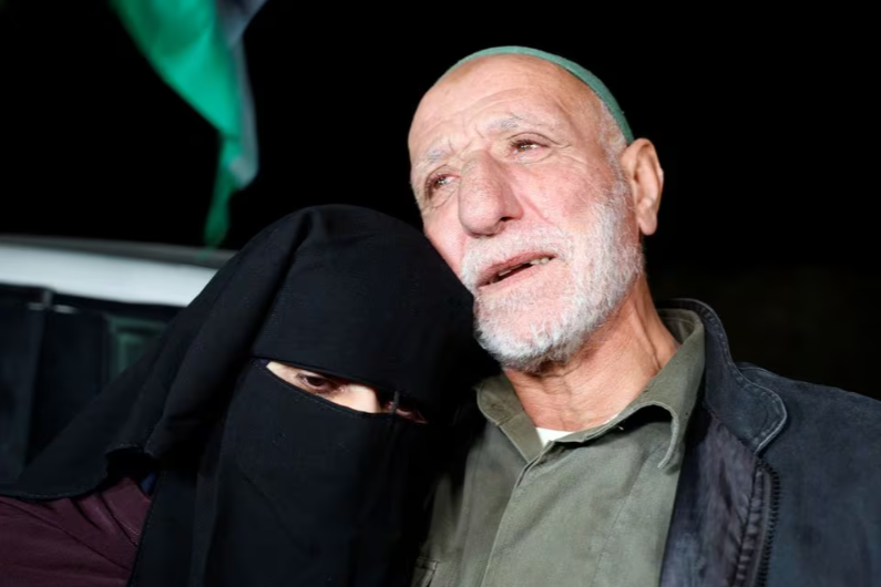 Tahanan Palestina yang dibebaskan, Fatima Amarneh, diterima oleh keluarganya, di tengah kesepakatan pertukaran sandera-tahanan antara Hamas dan Israel, dekat Jenin di Tepi Barat yang diduduki Israel 25 November 2023. REUTERS/Raneen Sawafta Memperoleh Hak Lisensi