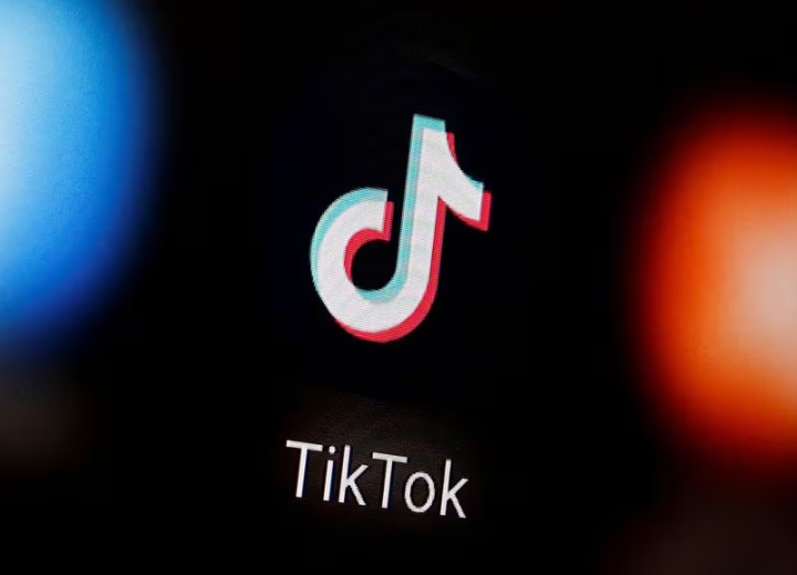 Logo TikTok ditampilkan di ponsel pintar dalam ilustrasi yang diambil 6 Januari 2020 ini. REUTERS/Dado Ruvic/Illustration/File Foto Memperoleh Hak Lisensi