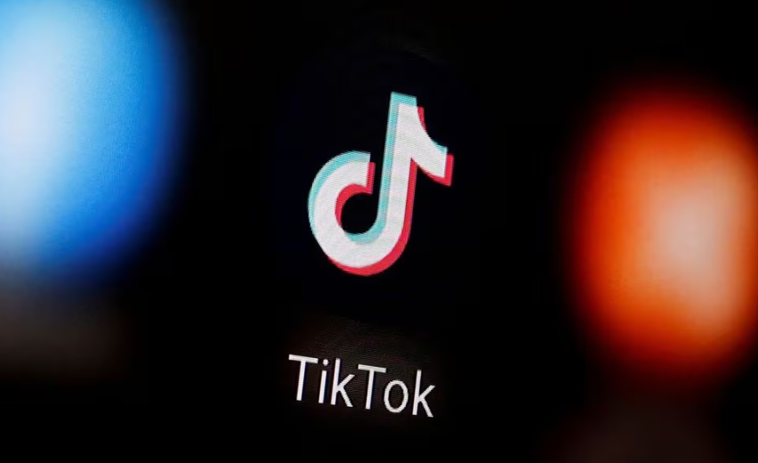 Logo TikTok ditampilkan di ponsel pintar dalam ilustrasi yang diambil 6 Januari 2020 ini. REUTERS/Dado Ruvic/Illustration/File Foto Memperoleh Hak Lisensi