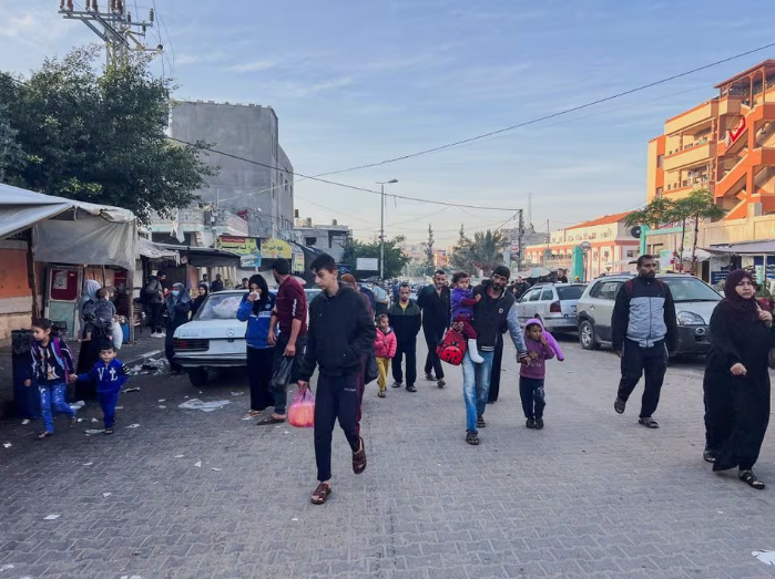 Warga Palestina berjalan di jalan selama gencatan senjata sementara antara Hamas dan Israel, di Khan Younis di selatan Jalur Gaza, 24 November 2023. REUTERS/Saleh Salem Memperoleh Hak Lisensi