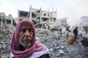 Seorang pria Palestina melihat lokasi serangan Israel terhadap rumah-rumah di Khan Younis, di selatan Jalur Gaza 14 Desember 2023. REUTERS/Ibraheem Abu Mustafa