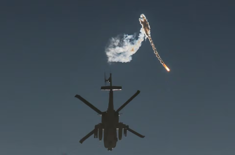 Sebuah helikopter militer Israel melepaskan suar di atas perbatasan Israel-Gaza, setelah gencatan senjata sementara antara Israel dan kelompok Islam Palestina Hamas berakhir, seperti yang terlihat dari Israel selatan, 1 Desember 2023. REUTERS/Amir Cohen Memperoleh Lisensi Hak