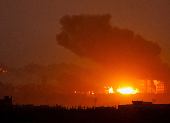 Asap mengepul setelah serangan udara Israel di Gaza, di tengah konflik yang sedang berlangsung antara Israel dan kelompok Islam Palestina Hamas, terlihat dari Israel selatan, 2 Desember 2023. REUTERS/Alexander Ermochenko Memperoleh Hak Lisensi