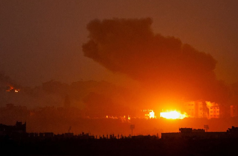 Asap mengepul setelah serangan udara Israel di Gaza, di tengah konflik yang sedang berlangsung antara Israel dan kelompok Islam Palestina Hamas, terlihat dari Israel selatan, 2 Desember 2023. REUTERS/Alexander Ermochenko Memperoleh Hak Lisensi