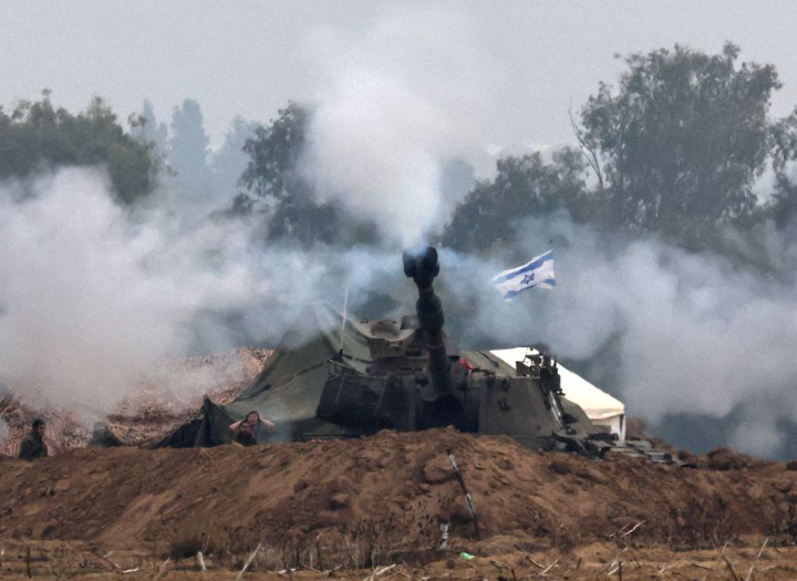 Unit artileri Israel beroperasi di perbatasan dengan Gaza, di tengah konflik yang sedang berlangsung antara Israel dan kelompok Islam Palestina Hamas, terlihat dari Israel selatan, 5 Desember 2023. REUTERS/Athit Perawongmetha Memperoleh Hak Lisensi